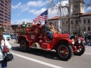 Пожарная машина на параде в Колорадо-Спрингс