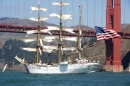 Eagle Geht Unter Dem Golden Gate Bridge Vorbei