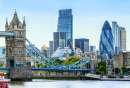 Tower Bridge und Finanzviertel von London