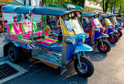 Tuk tuk Moto taxis à Bangkok Thaïlande Puzzle en Voitures et Motos