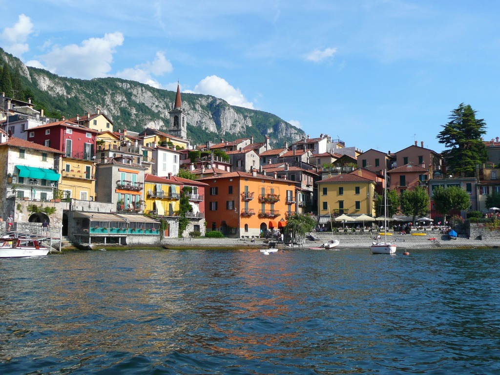 Varenna, Comer See, Italien jigsaw puzzle in Straßenansicht puzzles on TheJigsawPuzzles.com