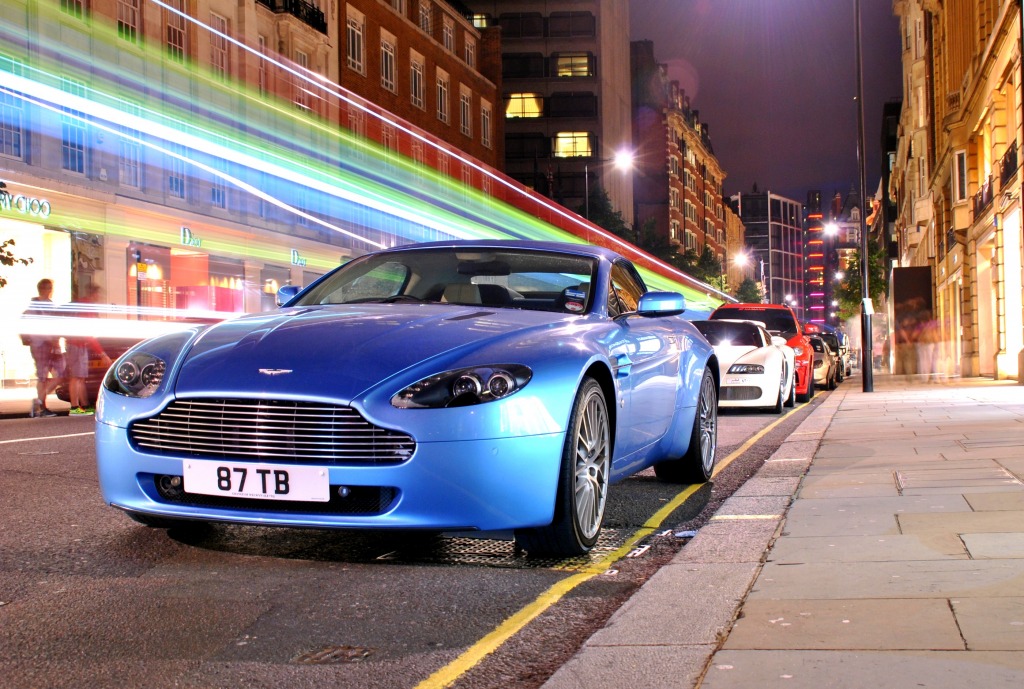 Aston Martin V8 jigsaw puzzle in Voitures et Motos puzzles on TheJigsawPuzzles.com