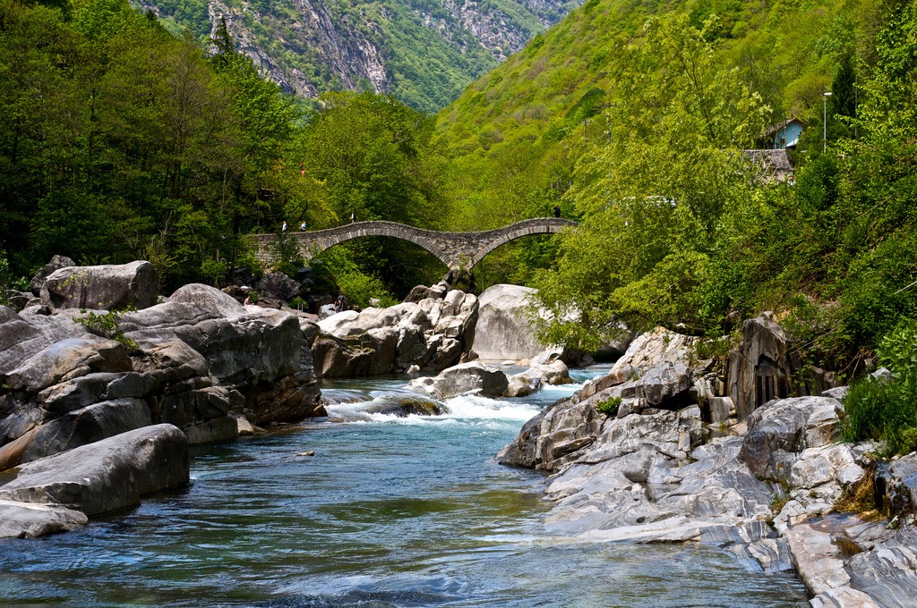 Valle Verzasca, Suisse jigsaw puzzle in Ponts puzzles on TheJigsawPuzzles.com