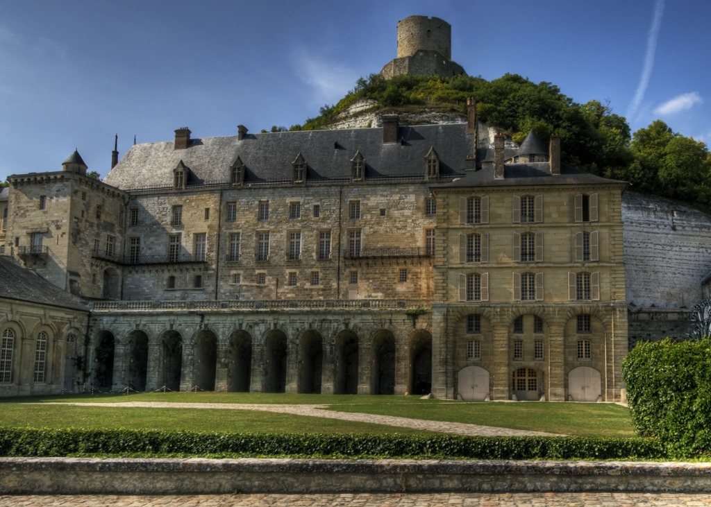 Le château de la Roche-Guyon jigsaw puzzle in Castles puzzles on TheJigsawPuzzles.com