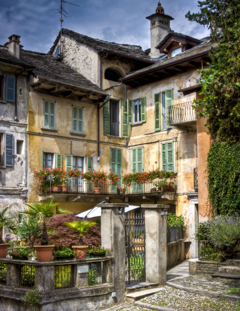 Orta San Giulio, Italie jigsaw puzzle in Paysages urbains puzzles on TheJigsawPuzzles.com