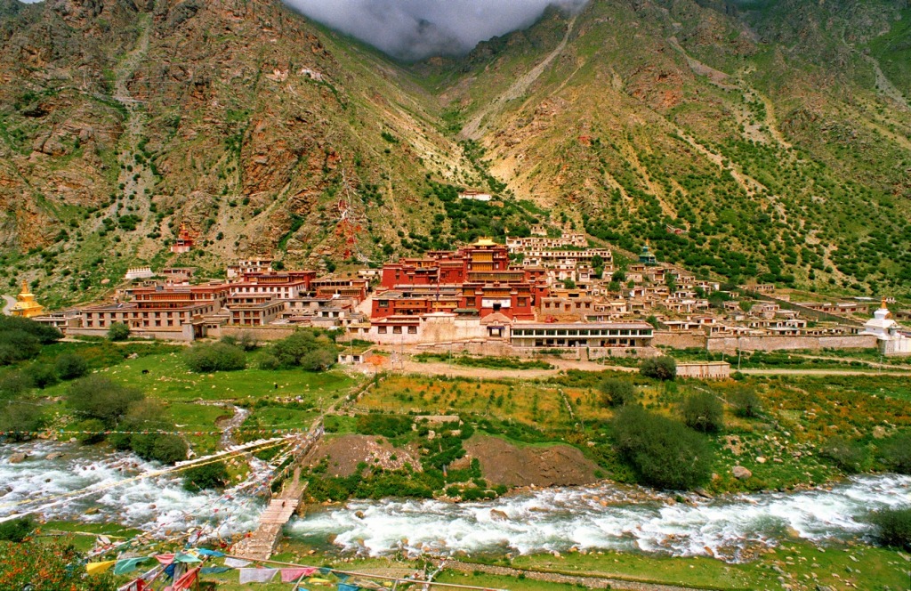 Tibet, Tsurphu Gompa jigsaw puzzle in Großartige Landschaften puzzles on TheJigsawPuzzles.com