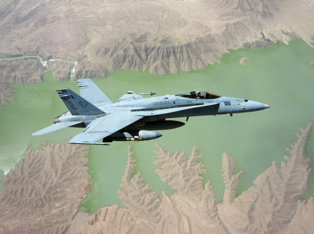 F/A-18E au-dessus de l'Afghanistan jigsaw puzzle in Aviation puzzles on TheJigsawPuzzles.com