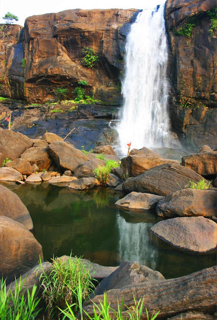Athirappilly Waterfalls, Inde jigsaw puzzle in Chutes d'eau puzzles on TheJigsawPuzzles.com