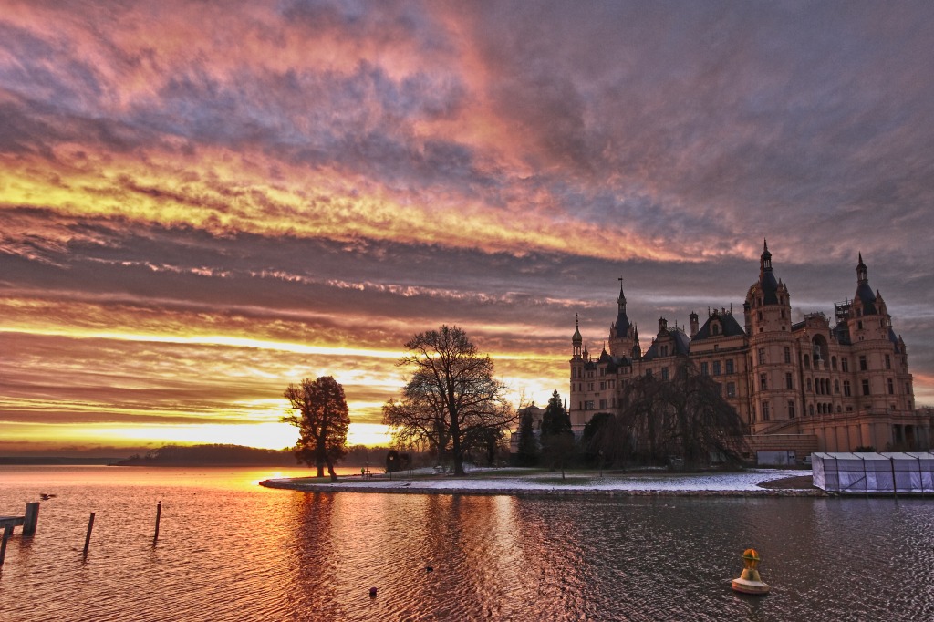 Schloss Schwerin jigsaw puzzle in Châteaux puzzles on TheJigsawPuzzles.com