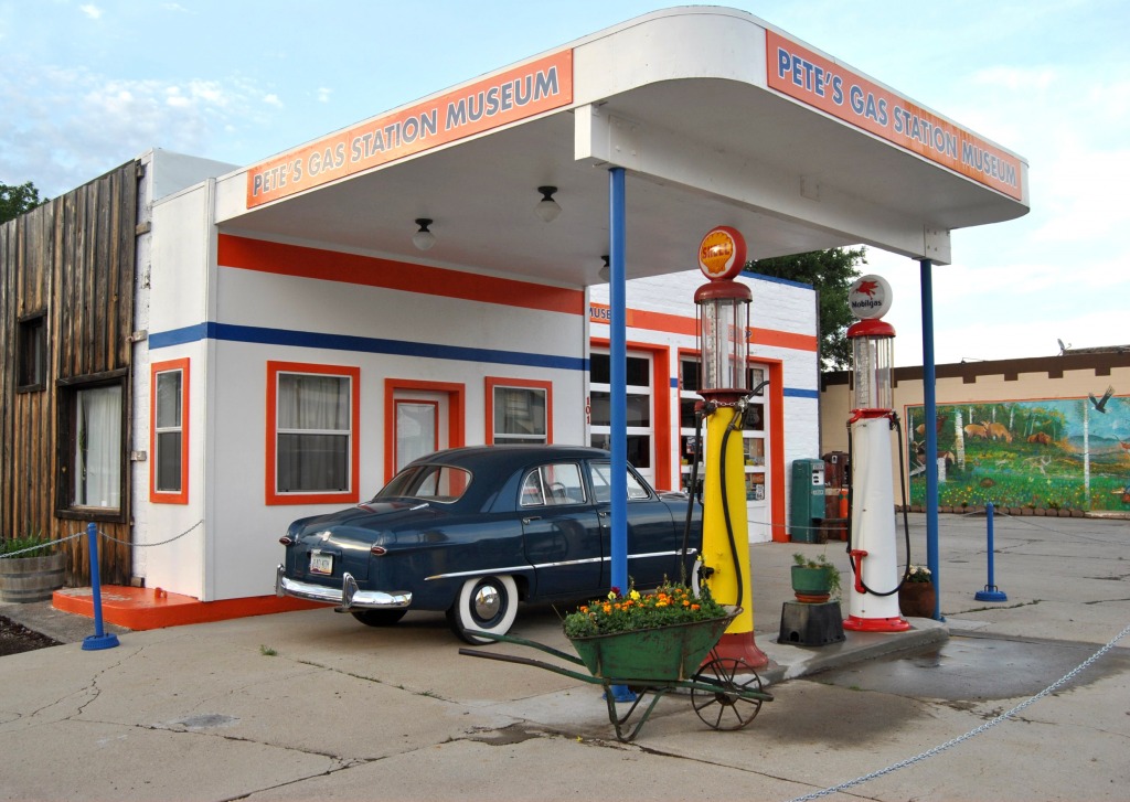 Gas Station Museum jigsaw puzzle in Cars & Bikes puzzles on TheJigsawPuzzles.com