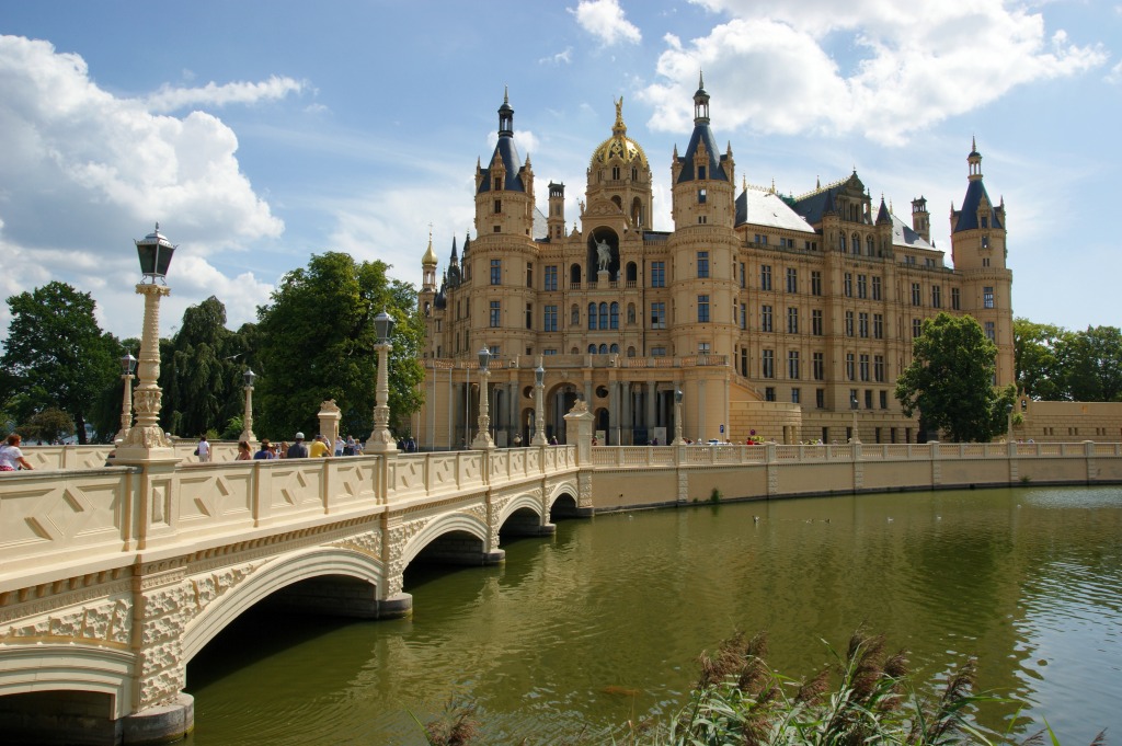 Schloss Schwerin, Allemagne jigsaw puzzle in Châteaux puzzles on TheJigsawPuzzles.com