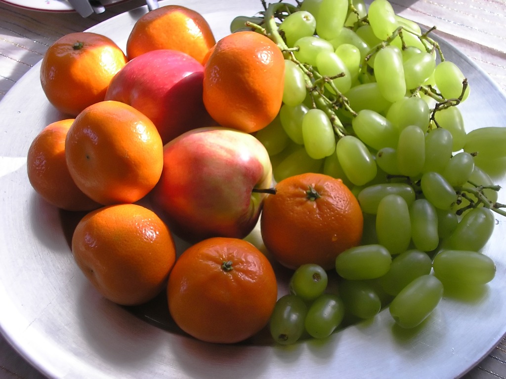 Яблоки, апельсины и виноград jigsaw puzzle in Фрукты и Овощи puzzles on TheJigsawPuzzles.com