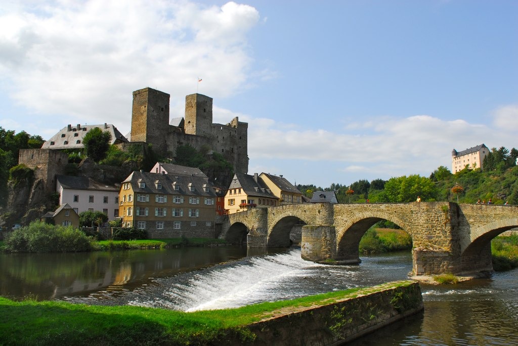 Mittelalterliche Burg Runkel jigsaw puzzle in Wasserfälle puzzles on TheJigsawPuzzles.com