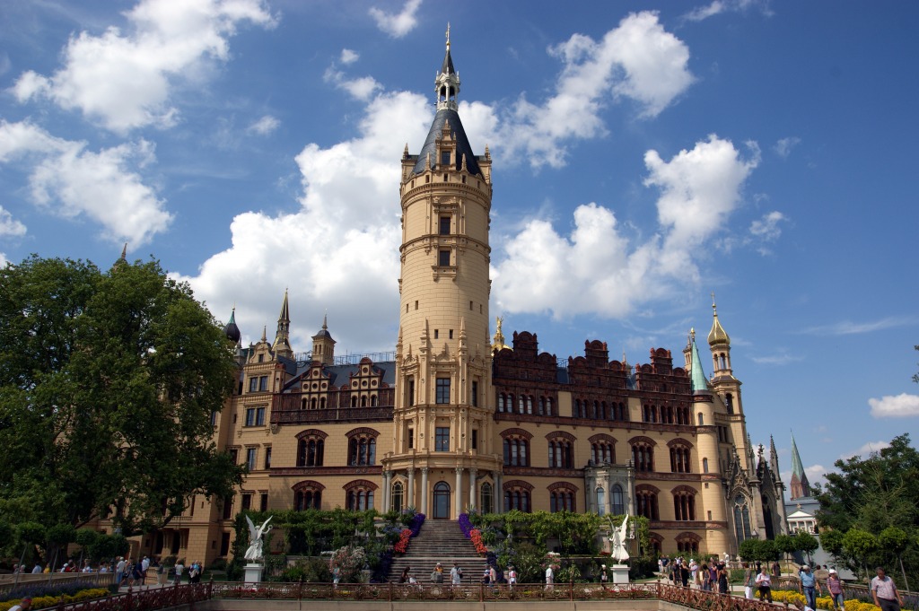 Schloss Schwerin, Mecklenburg jigsaw puzzle in Castles puzzles on TheJigsawPuzzles.com
