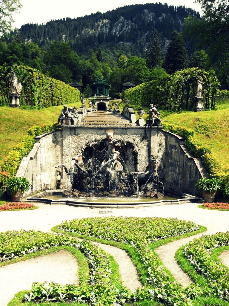 Fountain of Neptune, Linderhof Palace jigsaw puzzle in Castles puzzles on TheJigsawPuzzles.com