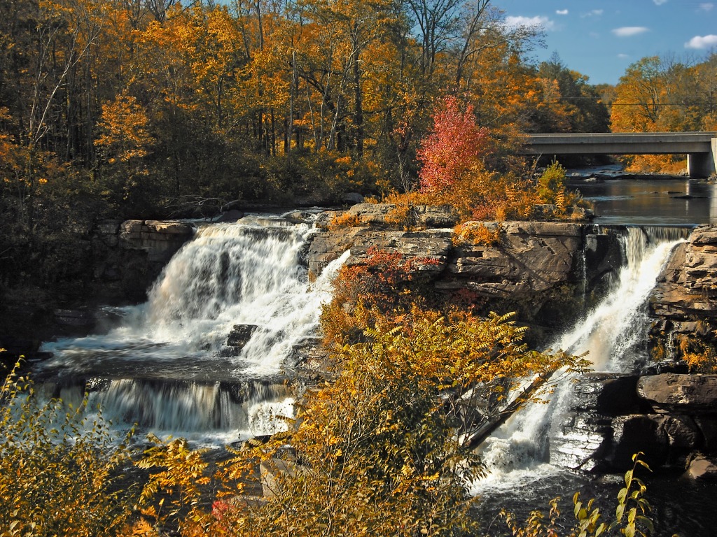 Der Wasserfall Resica Falls, Monroe County, Pennsylvania jigsaw puzzle in Wasserfälle puzzles on TheJigsawPuzzles.com