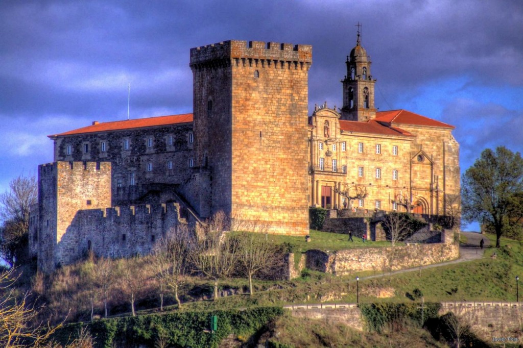 Castelo de Monforte de Lemos jigsaw puzzle in Castelos puzzles on TheJigsawPuzzles.com