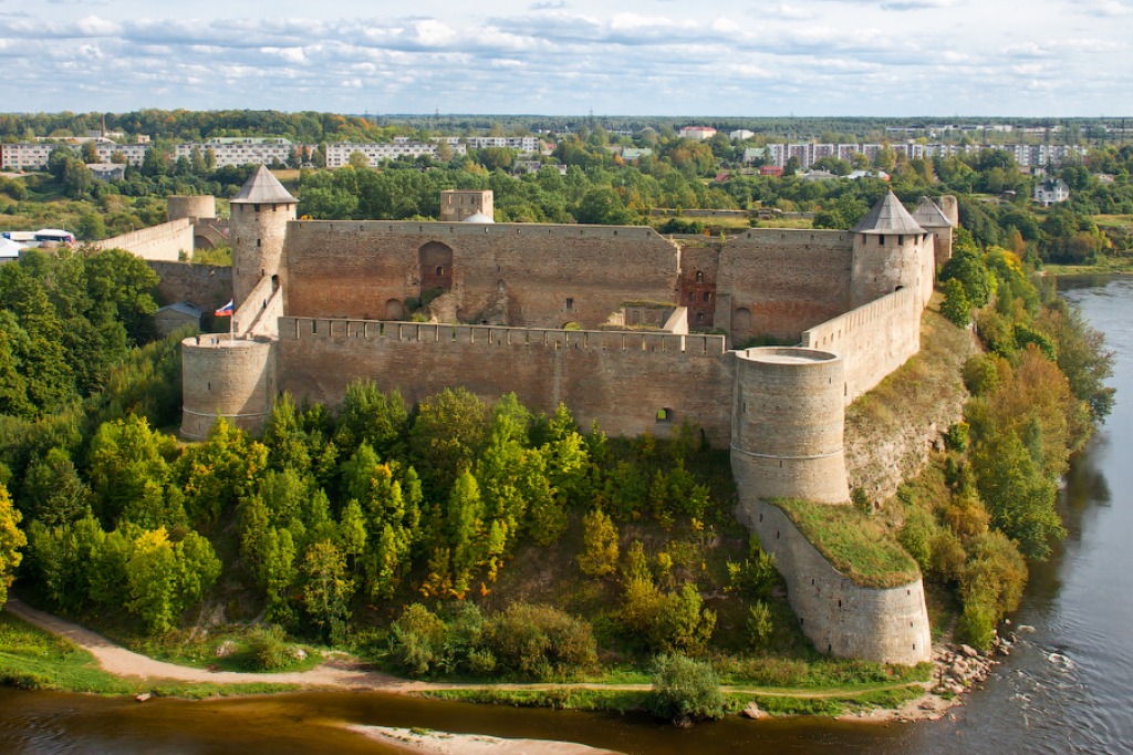 Ivangorod Fortress jigsaw puzzle in Castles puzzles on TheJigsawPuzzles.com
