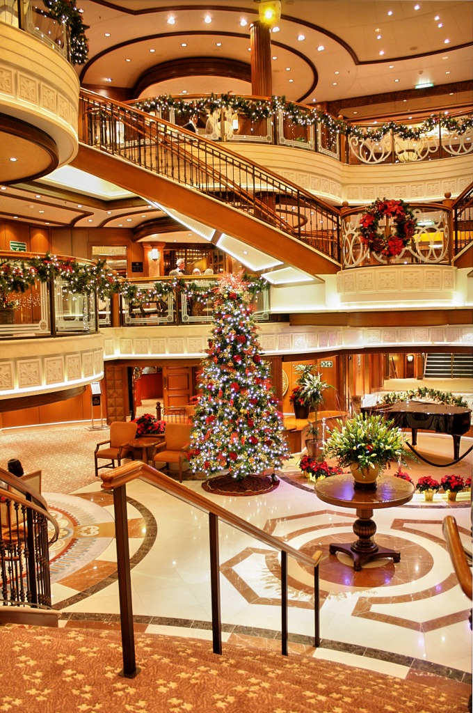 Queen Victoria Cruise Ship jigsaw puzzle in Christmas & New Year puzzles on TheJigsawPuzzles.com