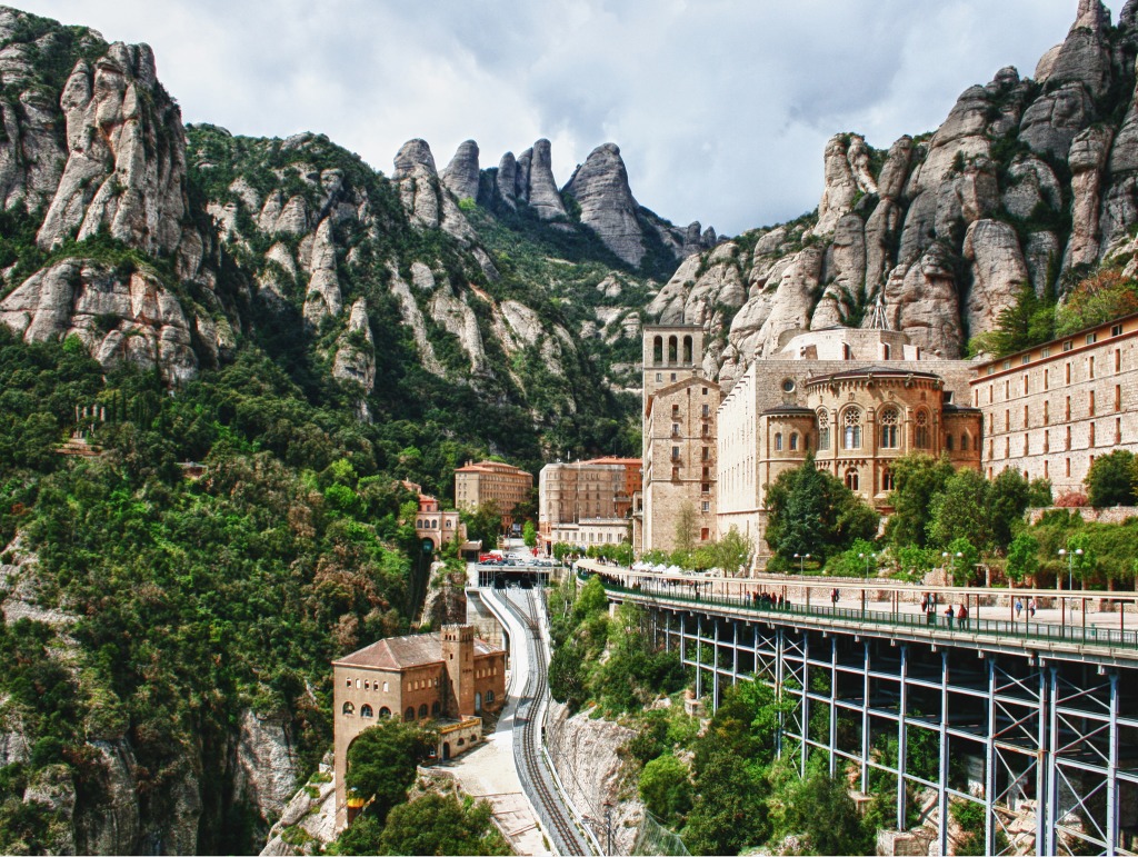 Abadia de Montserrat, Espagne jigsaw puzzle in Magnifiques vues puzzles on TheJigsawPuzzles.com
