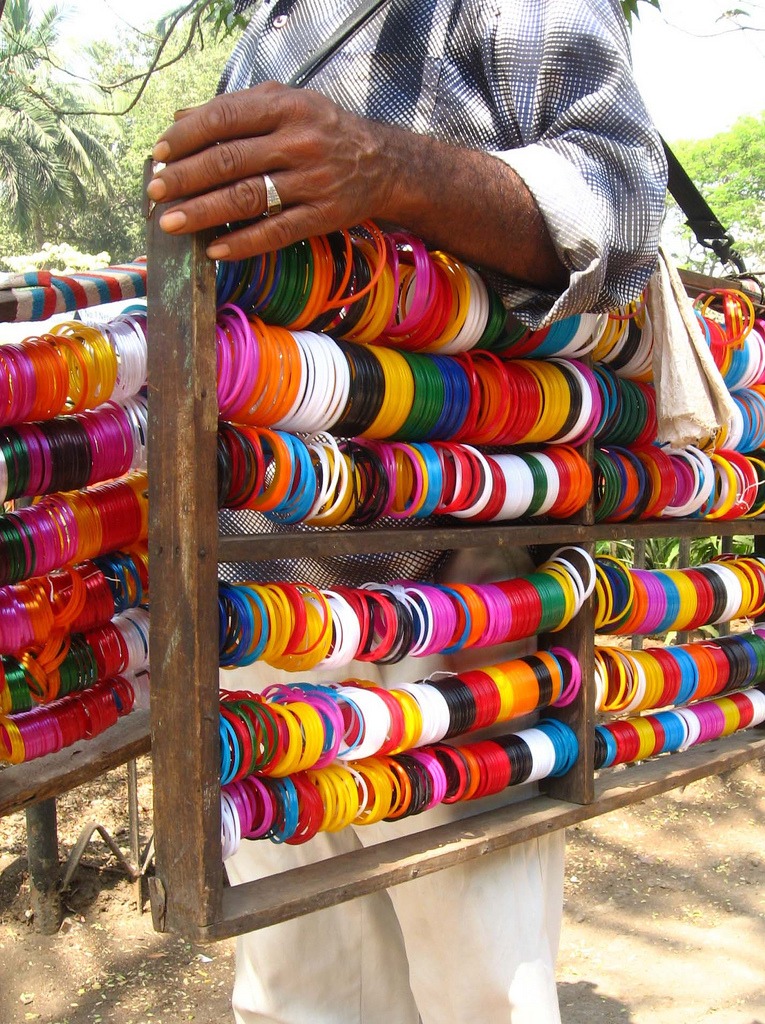 Bangle-seller in India jigsaw puzzle in People puzzles on TheJigsawPuzzles.com
