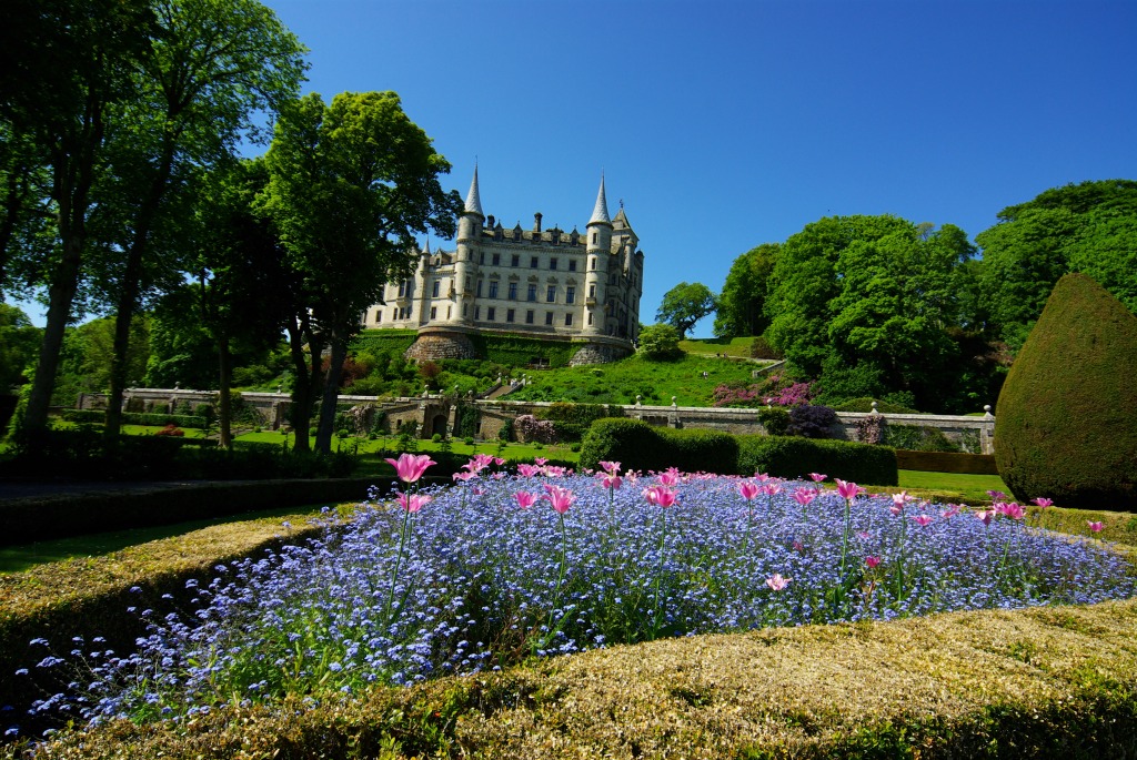 Dunrobin Castle, Scotland jigsaw puzzle in Flowers puzzles on TheJigsawPuzzles.com