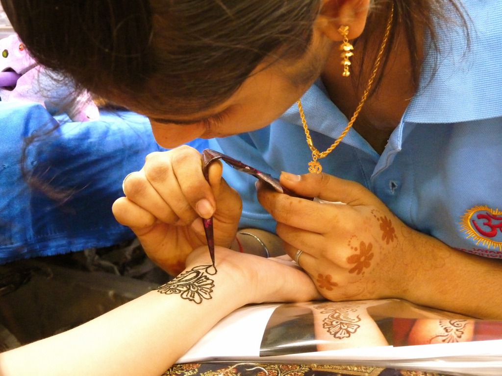Artista de Tatuagem de Henna jigsaw puzzle in Pessoas puzzles on TheJigsawPuzzles.com