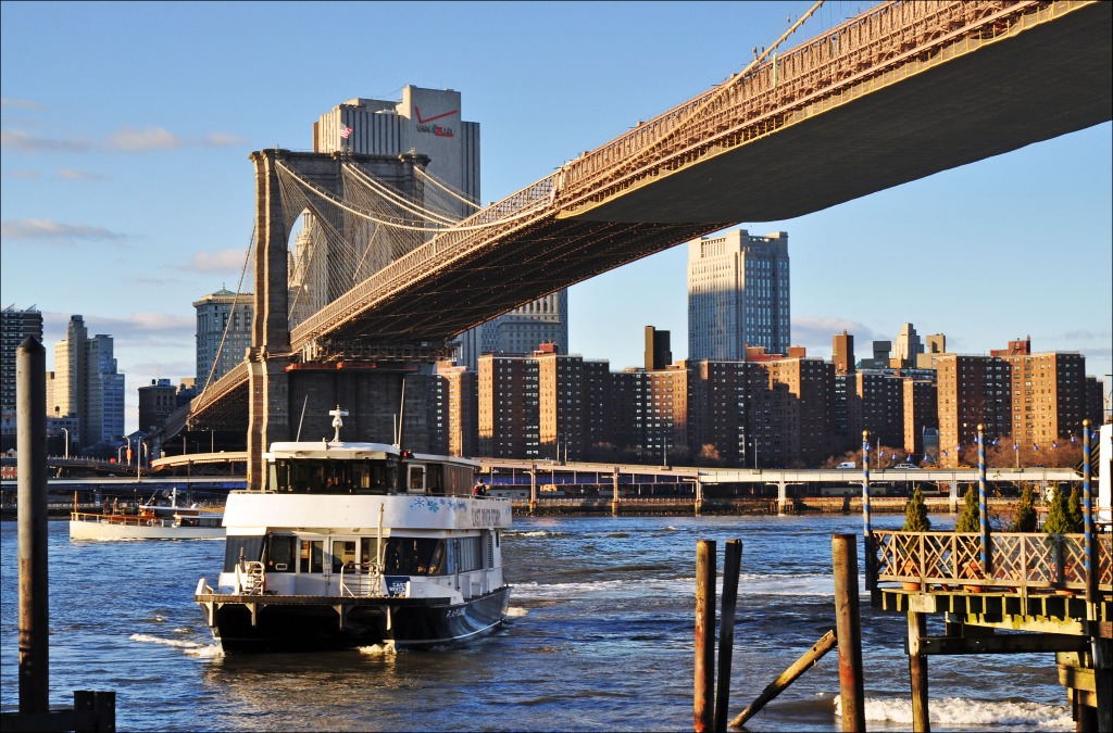 Ferry sur la East River, sous le pont de Brooklyn jigsaw puzzle in Ponts puzzles on TheJigsawPuzzles.com