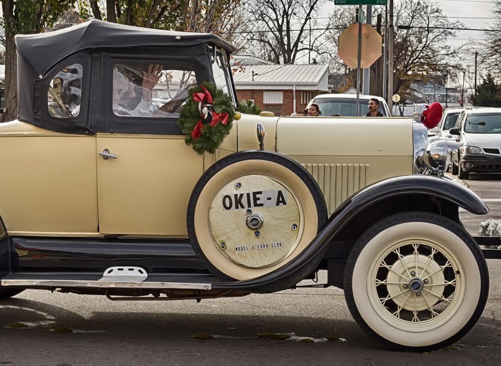 Ford Model A, Christmas Parade in Oklahoma City jigsaw puzzle in Cars & Bikes puzzles on TheJigsawPuzzles.com