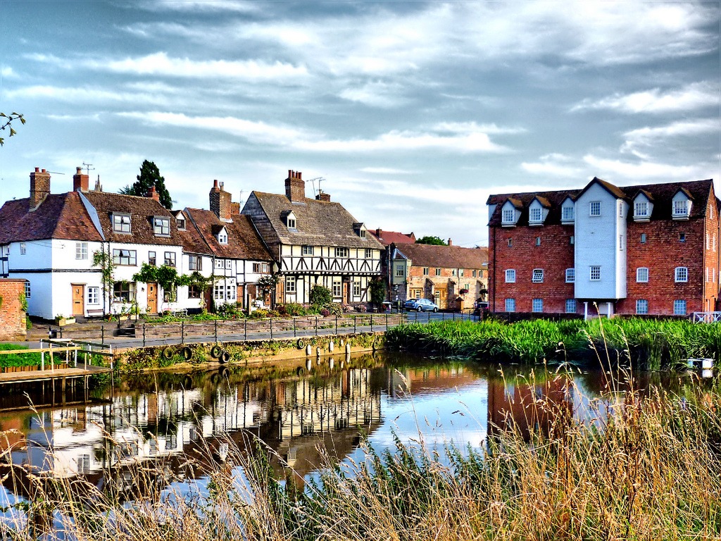 Summer in Tewkesbury, England jigsaw puzzle in Street View puzzles on TheJigsawPuzzles.com