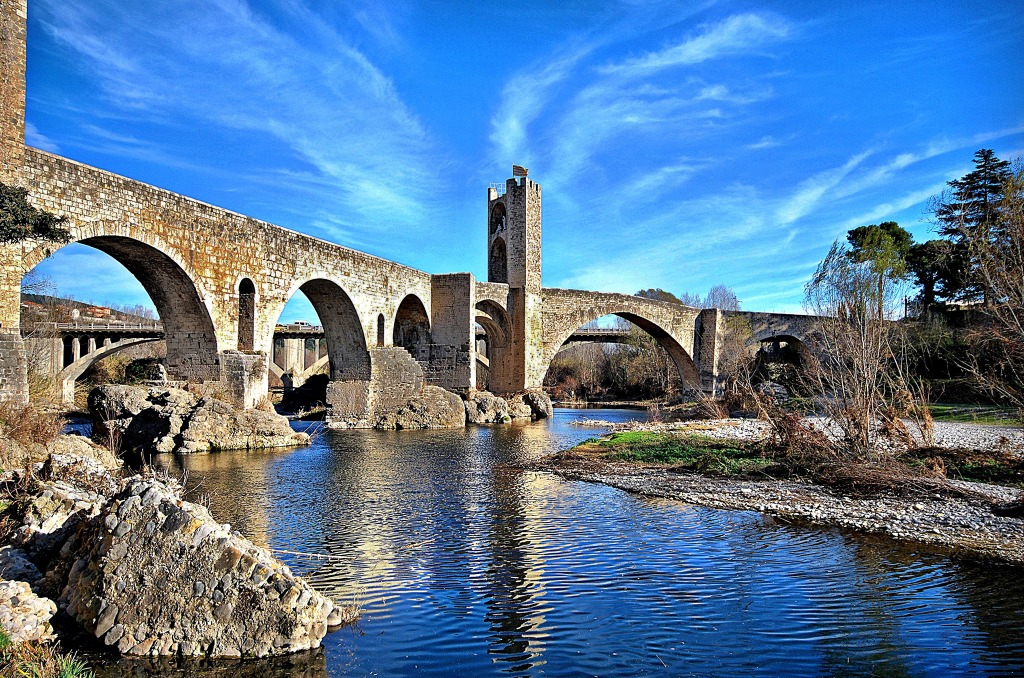 Pont Romain à Besalú, Espagne jigsaw puzzle in Ponts puzzles on TheJigsawPuzzles.com