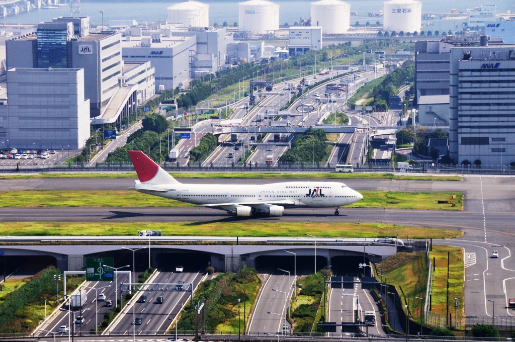 Airplane on the Bridge, Haneda Airport jigsaw puzzle in Aviation puzzles on TheJigsawPuzzles.com