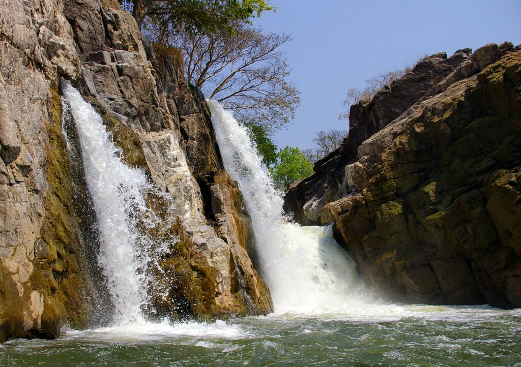 Cachoeira Hogenakkal, Sul da Índia jigsaw puzzle in Cachoeiras puzzles on TheJigsawPuzzles.com