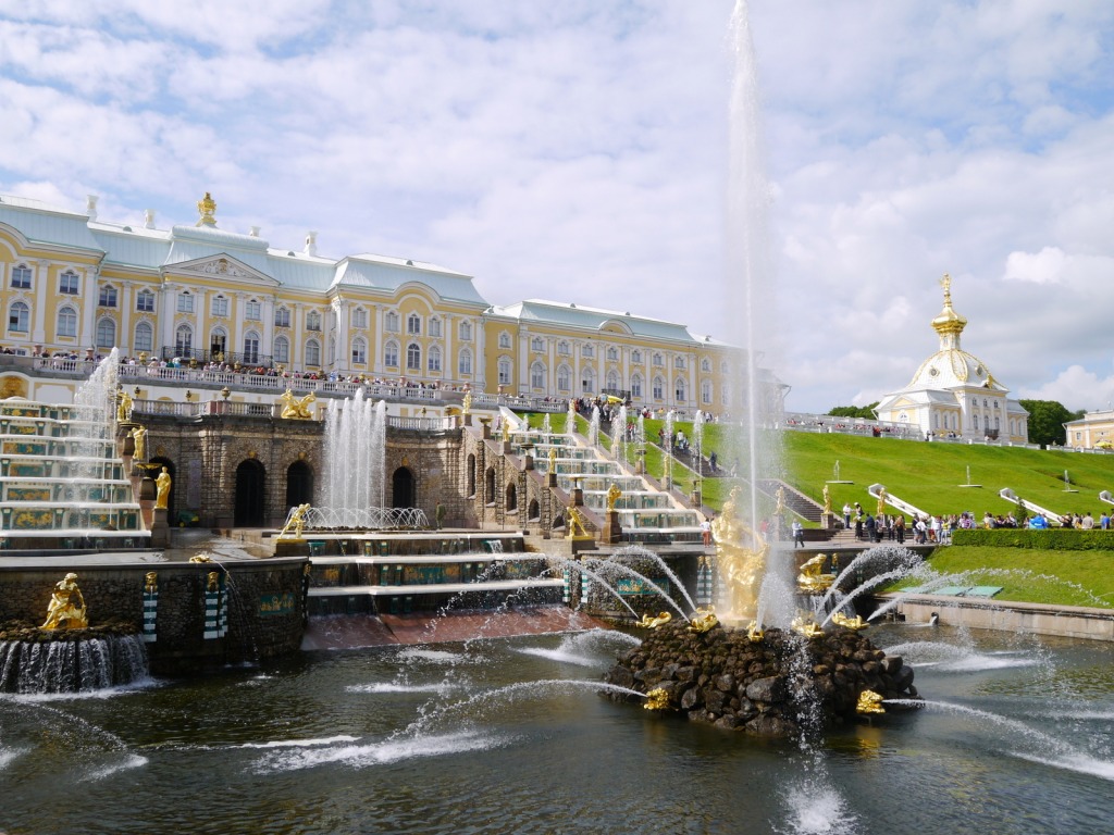 Le palais et le parc Peterhof jigsaw puzzle in Chutes d'eau puzzles on TheJigsawPuzzles.com