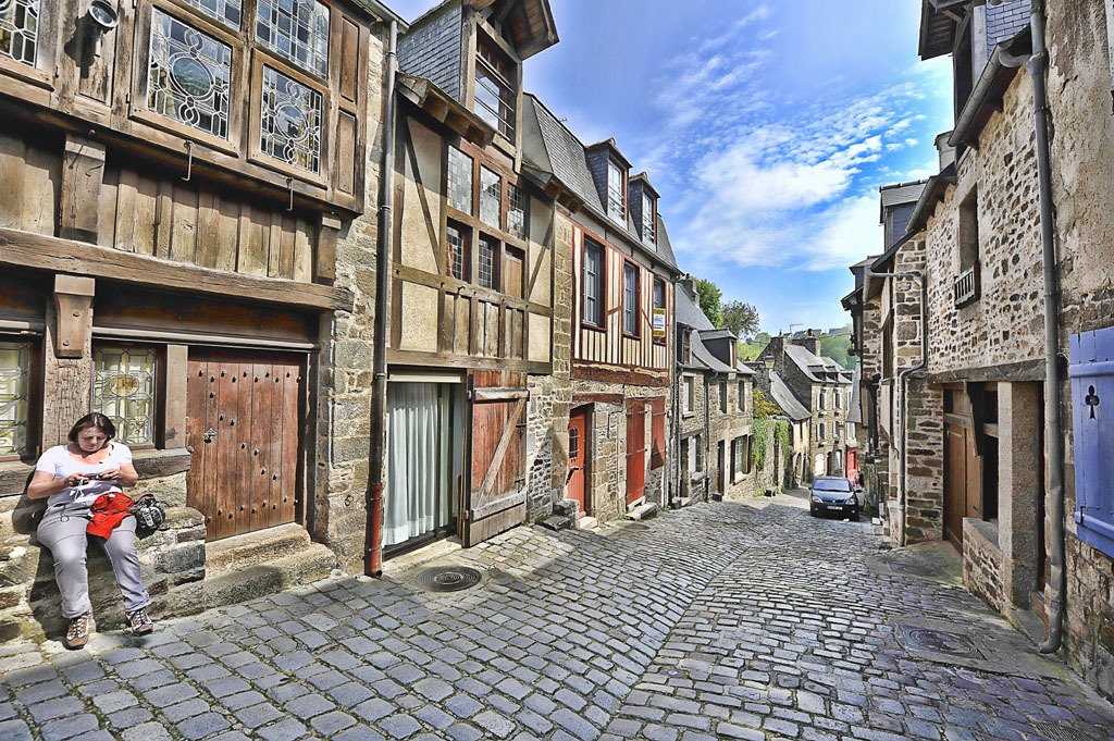 Mittelalterliche Straßen von Dinan, Bretagne, Frankreich jigsaw puzzle in Straßenansicht puzzles on TheJigsawPuzzles.com