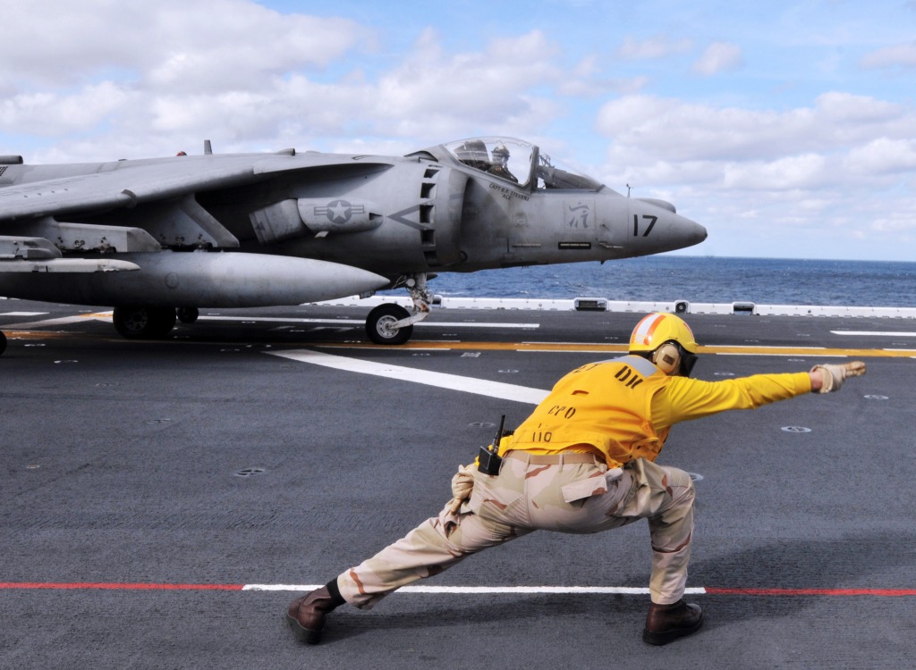 Ein Seemann Leitet einen AV-8B Harrier jigsaw puzzle in Luftfahrt puzzles on TheJigsawPuzzles.com