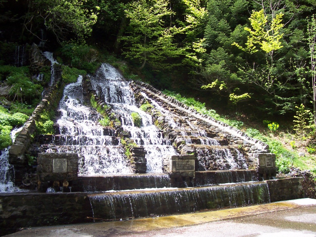 Fontaine sur la Route d'Artiga de Lin jigsaw puzzle in Waterfalls puzzles on TheJigsawPuzzles.com