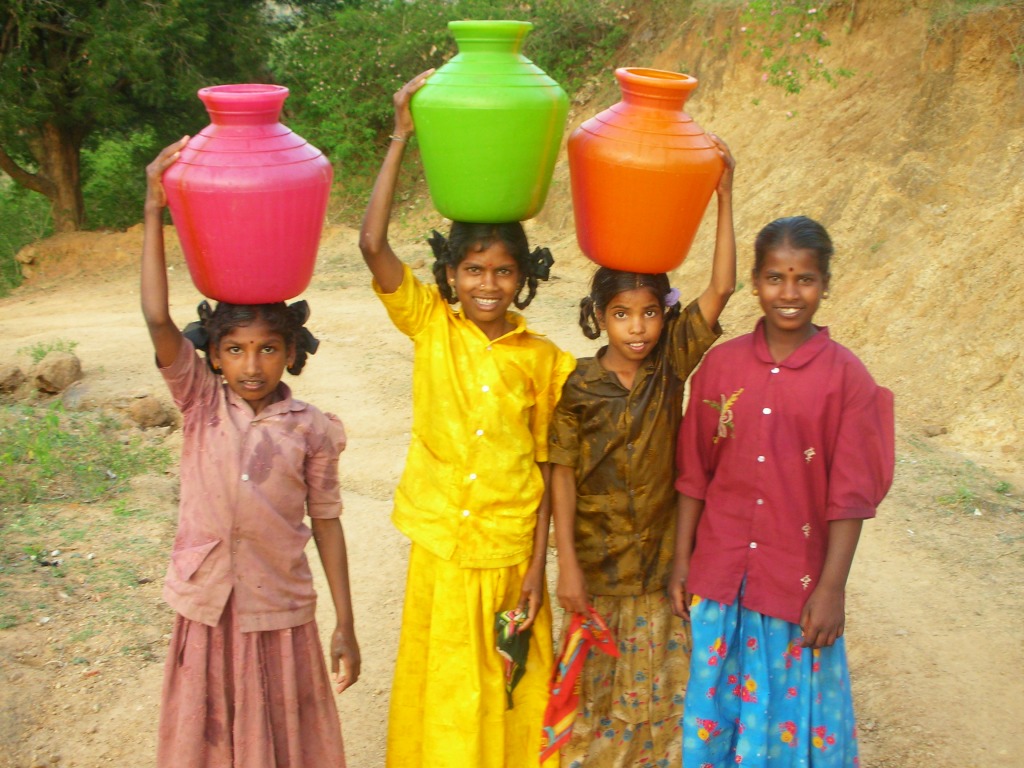 Jeunes filles Indiennes portant de l'eau jigsaw puzzle in Personnes puzzles on TheJigsawPuzzles.com