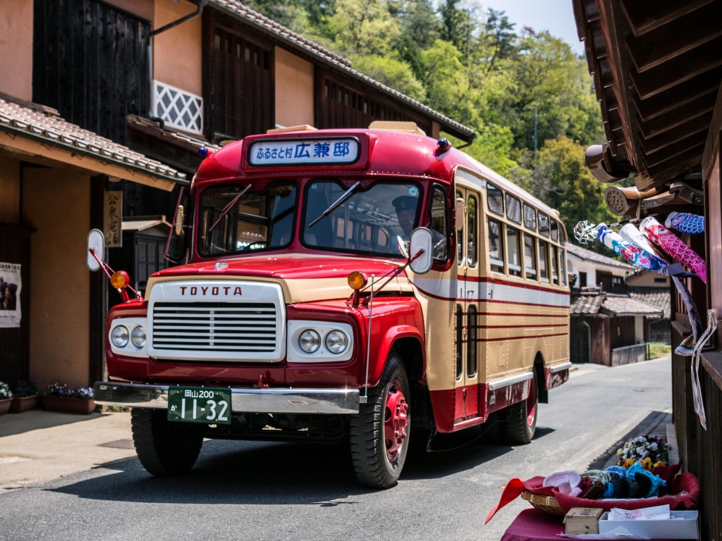Ein Bus im Japanischen Dorf jigsaw puzzle in Autos & Motorräder puzzles on TheJigsawPuzzles.com