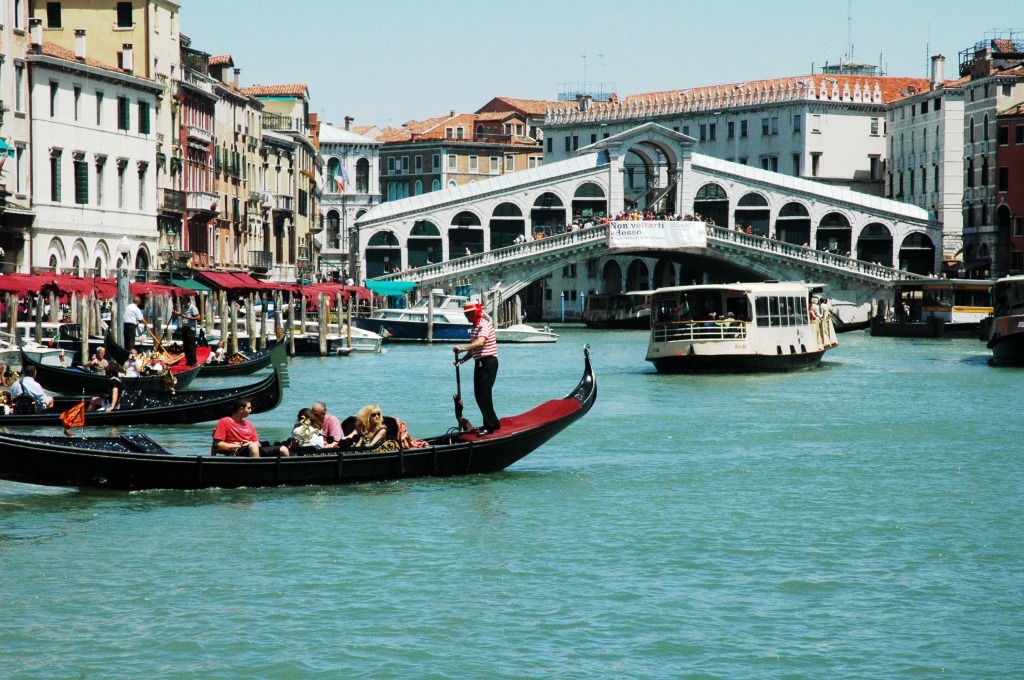 Gondole et le pont Rialto, Venise jigsaw puzzle in Ponts puzzles on TheJigsawPuzzles.com