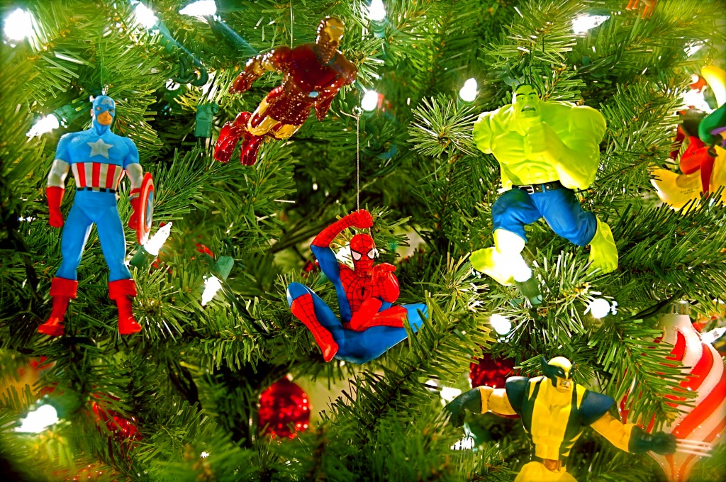 Супергеройская рождественская елка jigsaw puzzle in Макросъёмка puzzles on TheJigsawPuzzles.com