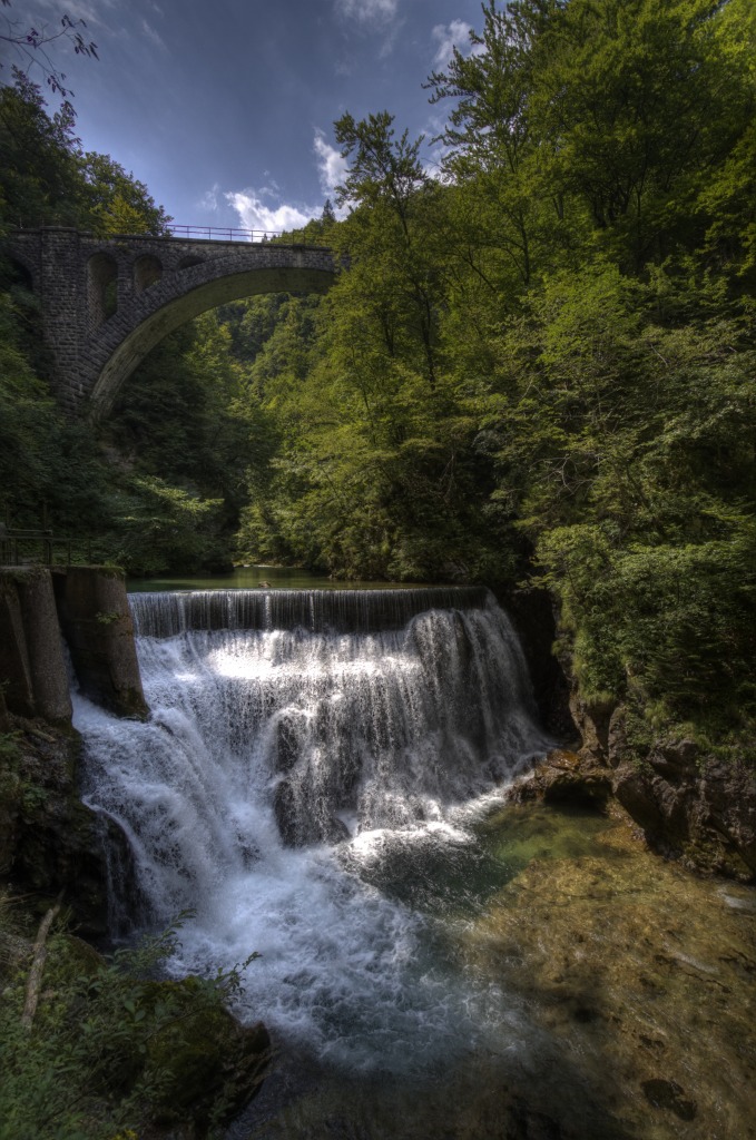 Brücke über dem Fluss, Slowenien jigsaw puzzle in Wasserfälle puzzles on TheJigsawPuzzles.com