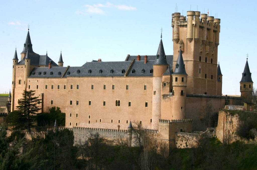 Side view of the Alcazar in Segovia, Spain jigsaw puzzle in Châteaux puzzles on TheJigsawPuzzles.com