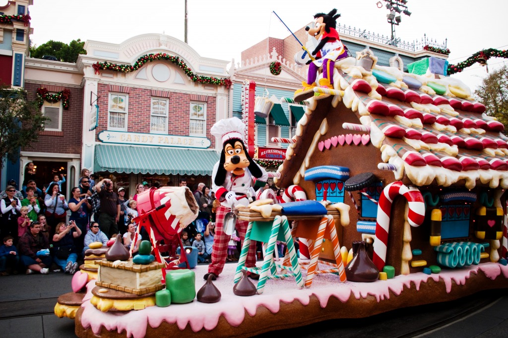 Christmas Fantasy Parade in Disneyland jigsaw puzzle in Christmas & New Year puzzles on TheJigsawPuzzles.com
