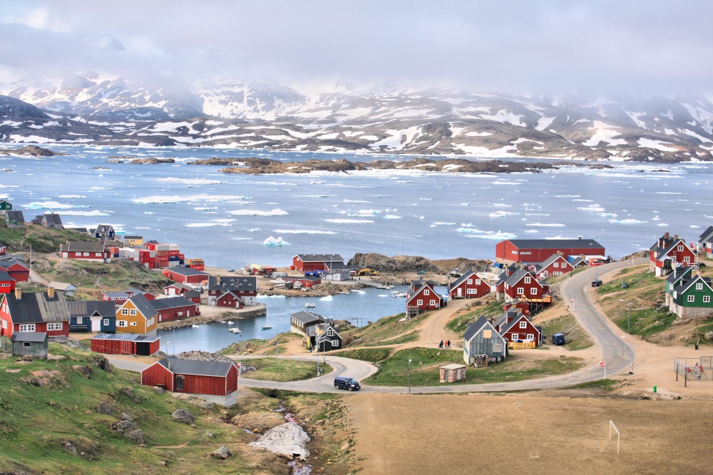 Деревня Тасиилак, Гренландия jigsaw puzzle in Красивые пейзажи puzzles on TheJigsawPuzzles.com