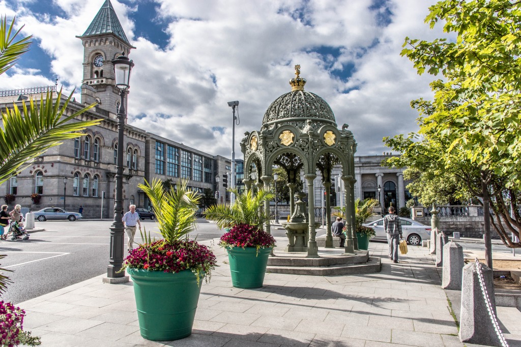 La fontaine du Queen Victoria, Dublin, Irlande jigsaw puzzle in Paysages urbains puzzles on TheJigsawPuzzles.com