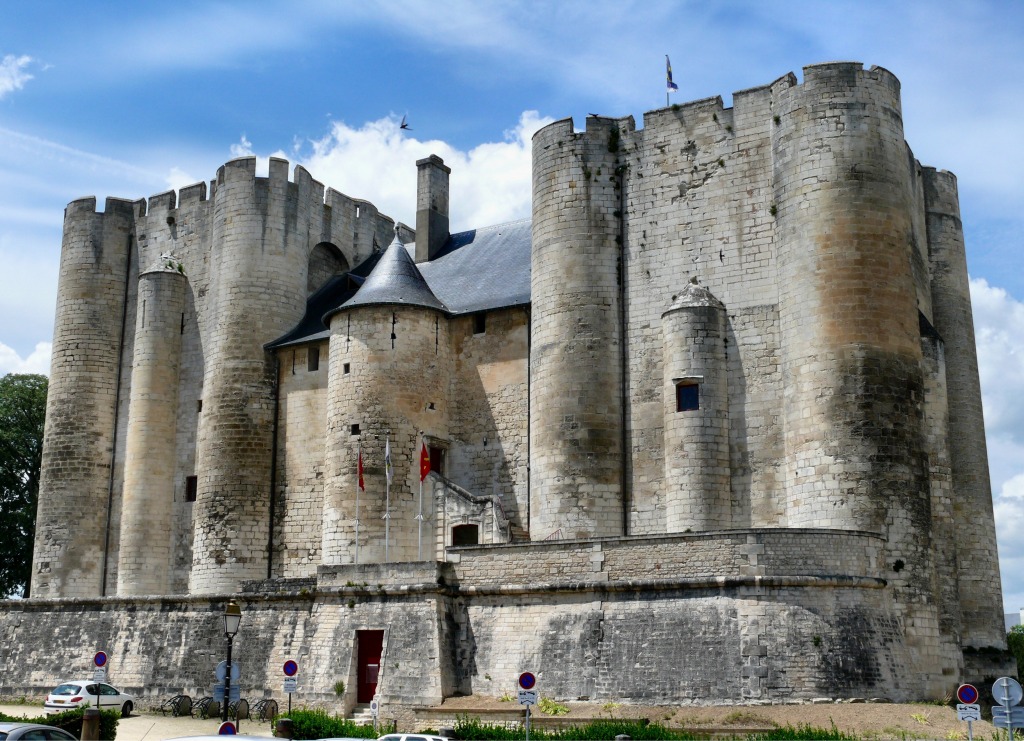 The old keep of Niort jigsaw puzzle in Castles puzzles on TheJigsawPuzzles.com