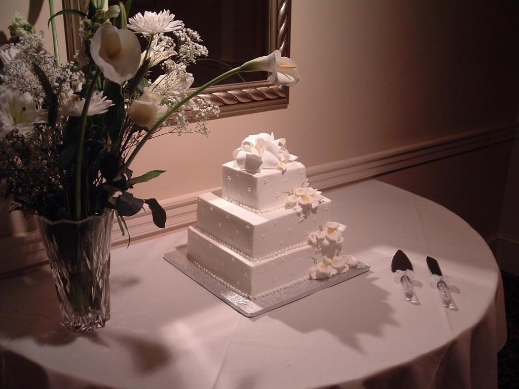 Wedding Cake Table jigsaw puzzle in Food & Bakery puzzles on TheJigsawPuzzles.com
