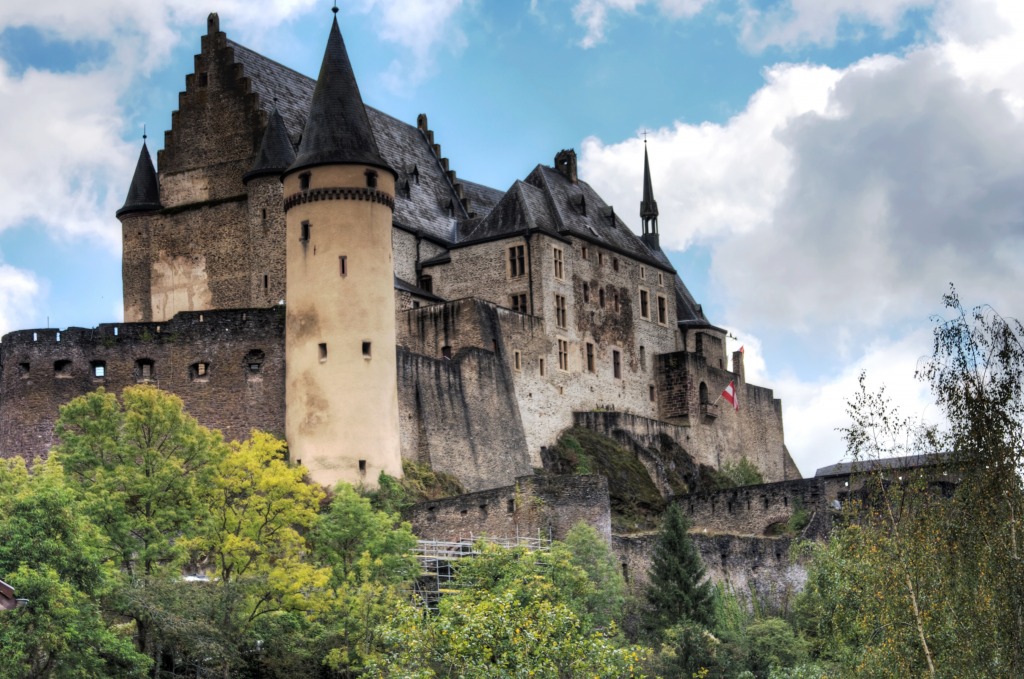 Château Vianden, Luxembourg jigsaw puzzle in Châteaux puzzles on TheJigsawPuzzles.com