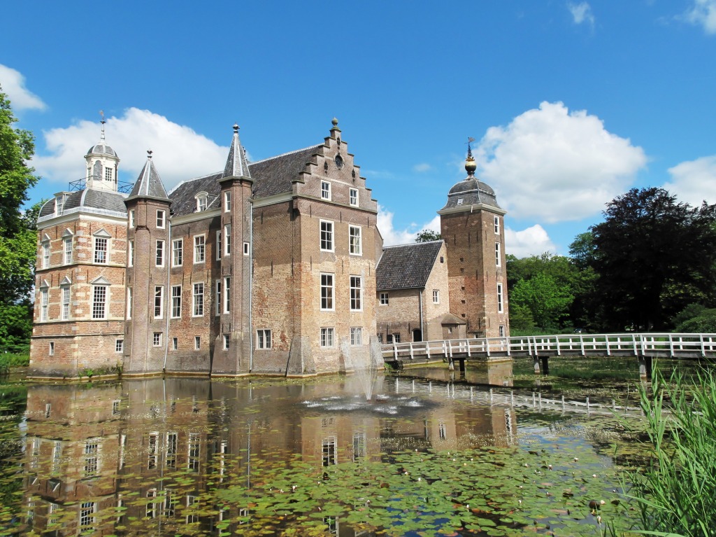 Ruurlo Castle, the Netherlands jigsaw puzzle in Castles puzzles on TheJigsawPuzzles.com